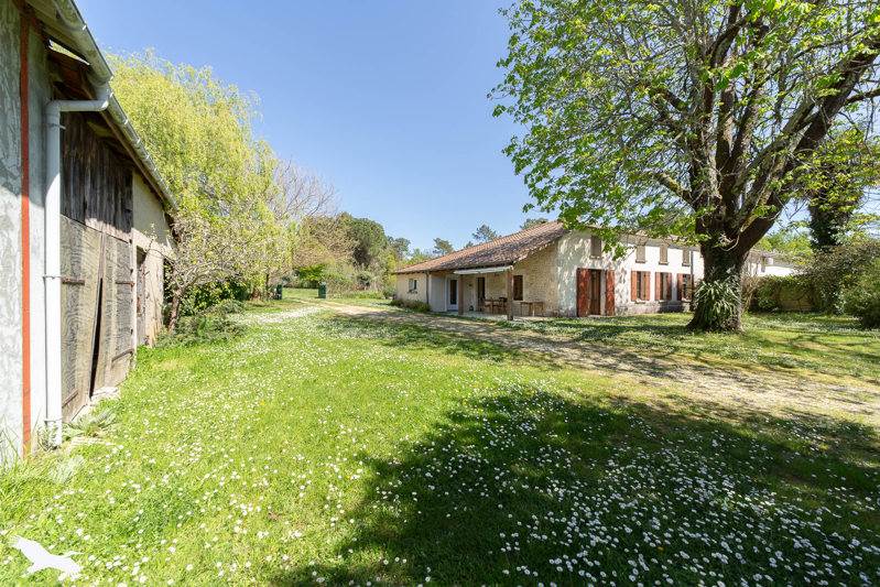 Vente Maison CHAMOUILLAC - 6 pièces -134 m² - (17130)