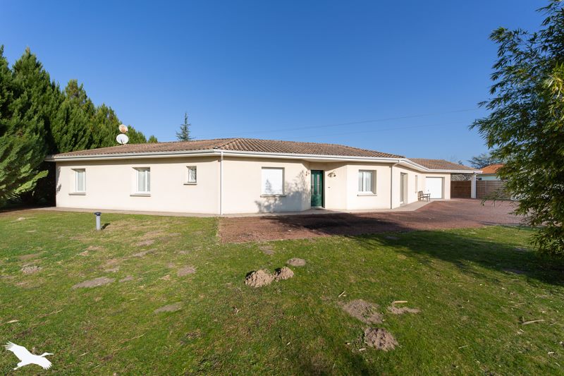 Vente Maison CHEPNIERS - 7 pièces -200 m² - (17210)