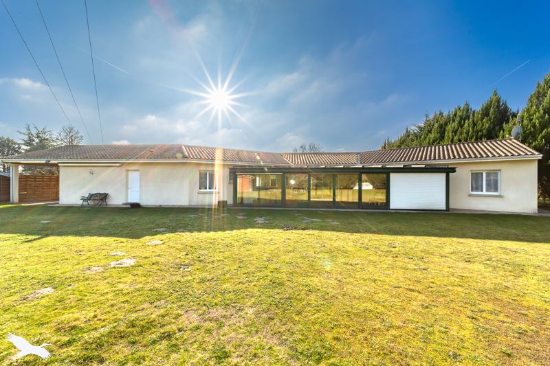 Vente Maison CHEPNIERS - 7 pièces -200 m² - (17210)
