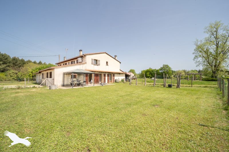 Vente Maison BUSSAC FORET - 10 pièces -309 m² - (17210)