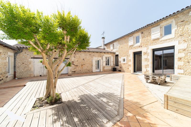 Vente Maison MONTENDRE - 8 pièces -388 m² - (17130)