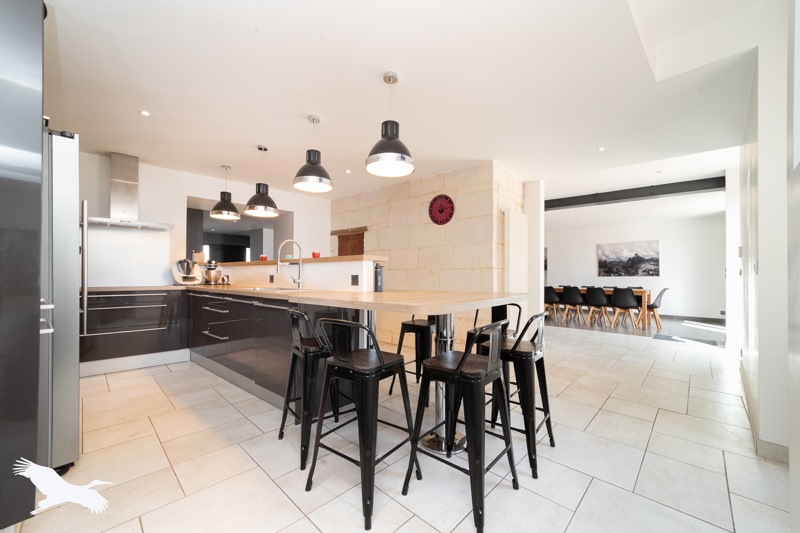 Vente Maison MONTENDRE - 8 pièces -388 m² - (17130)