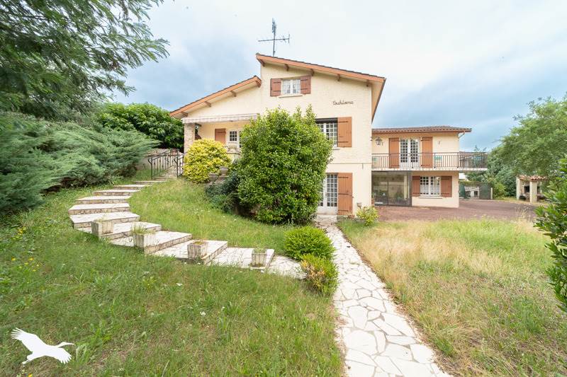 Vente Maison MONTENDRE - 7 pièces -195 m² - (17130)