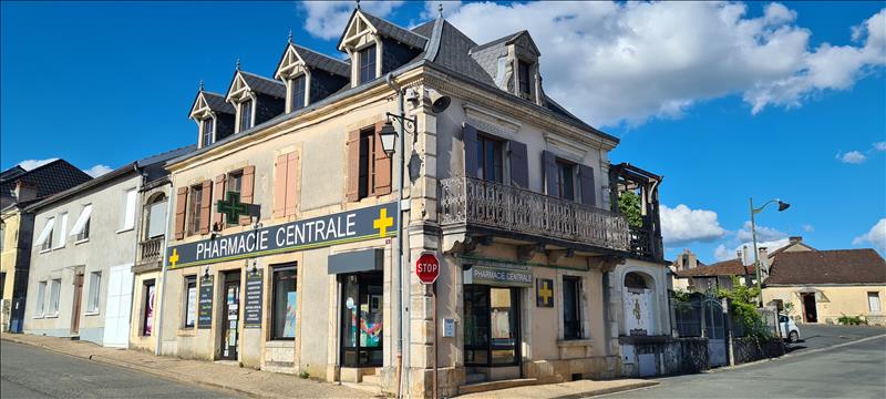 Immeuble 8 pièces 422 m² · à Thenon · 422 m² · 286 000 €