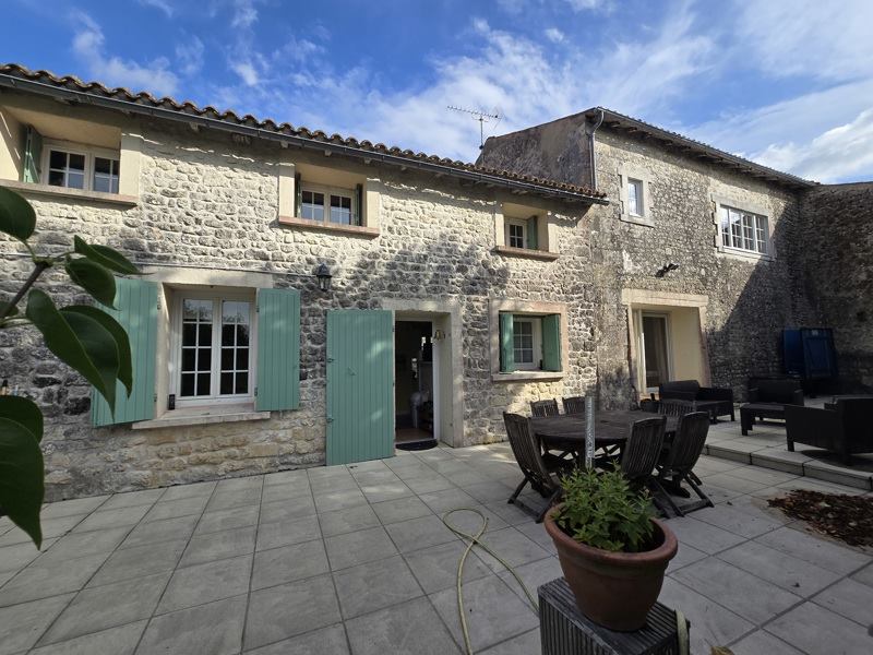 Vente Maison CLION - 8 pièces -250 m² - (17240)