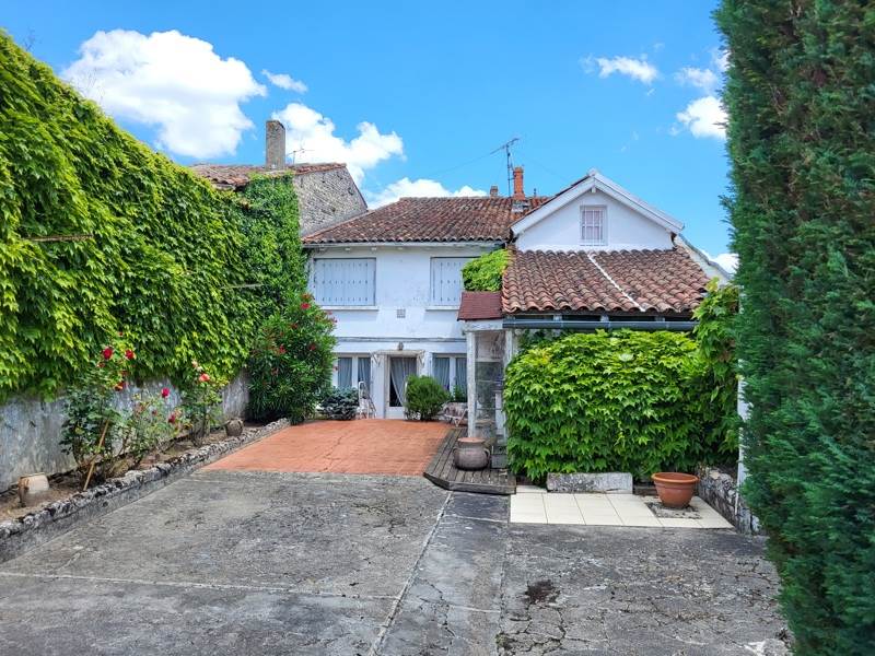 Vente Maison ARCHIAC - 8 pièces -205 m² - (17520)