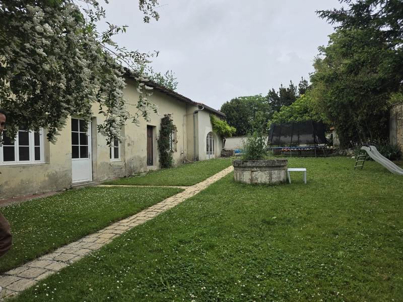 Vente Maison JONZAC - 9 pièces -275 m² - (17500)