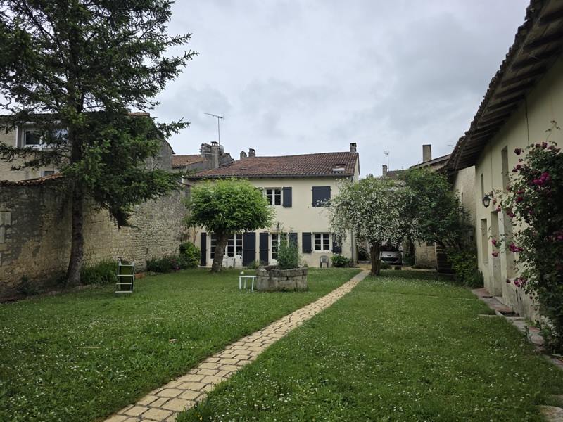 Vente Maison JONZAC - 9 pièces -275 m² - (17500)