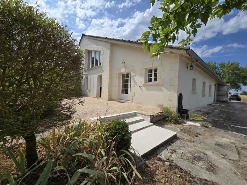Vente Maison FONTAINES D OZILLAC - 8 pièces -214 m² - (17500)