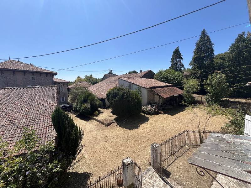 Vente Maison BUSSEROLLES - 4 pièces -136 m² - (24360)