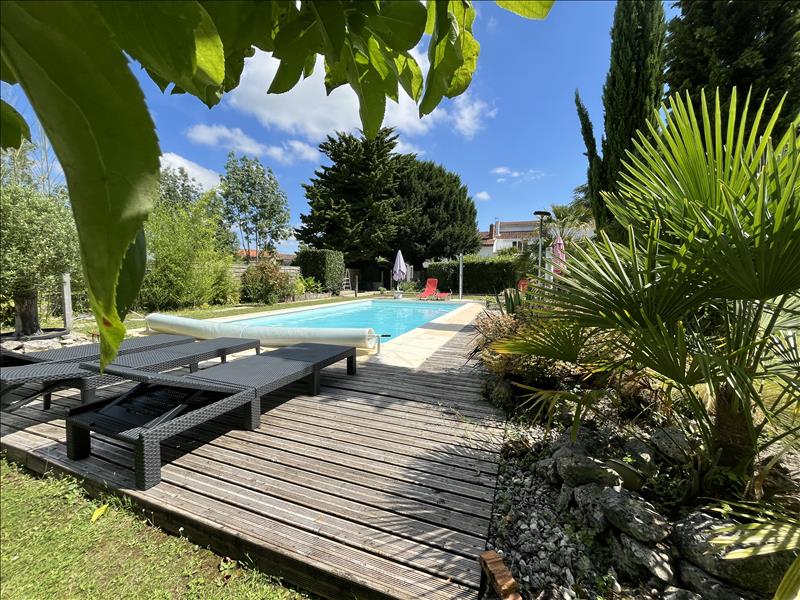 Vente Maison LE DOUHET - 8 pièces -275 m² - (17100)