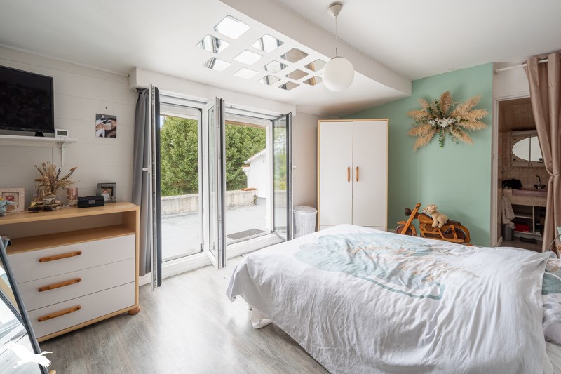 Vente Maison LE DOUHET - 8 pièces -275 m² - (17100)