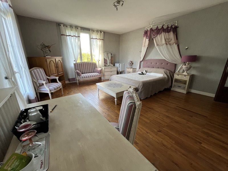 Vente Maison LE DOUHET - 8 pièces -275 m² - (17100)