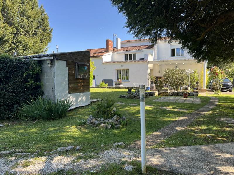 Vente Maison LE DOUHET - 8 pièces -275 m² - (17100)