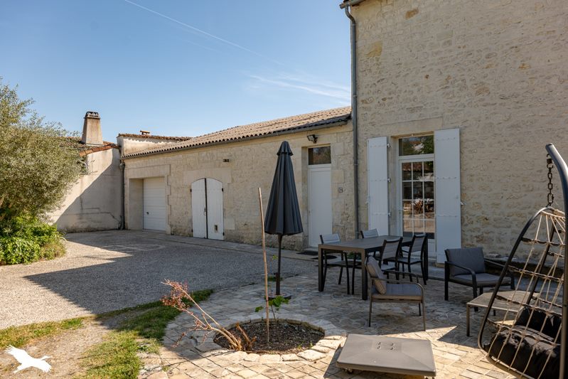 Vente Maison CHANIERS - 8 pièces -230 m² - (17610)