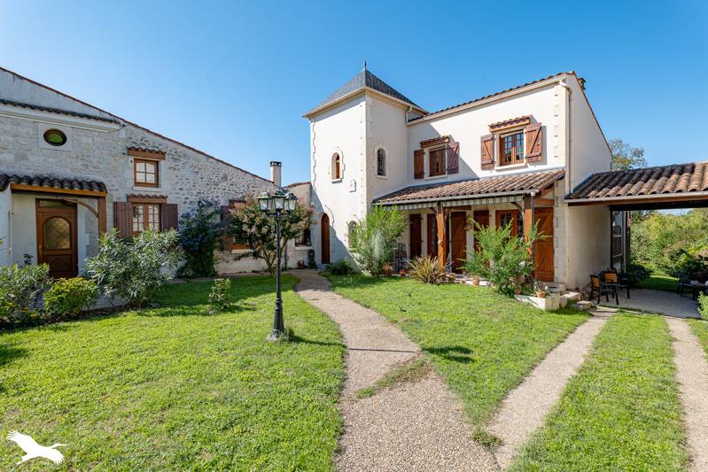 Maison 9 pièces 218 m² · à Bussac-sur-Charente · 218 m² · 369 600 €